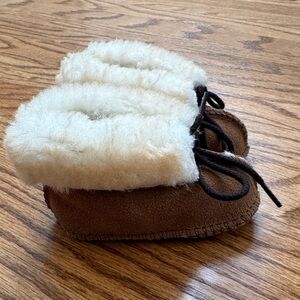 MINNETONKA infant shearling slipper booties size 3